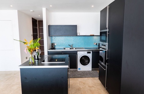 Lance aux Epines Condo | Cosy One-bedroom Contemporary Condo