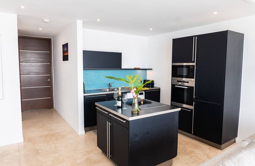 Lance aux Epines Condo | Cosy One-bedroom Contemporary Condo
