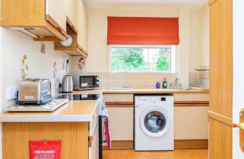 Swindon House | Cosy & Peaceful 2 Bed Home in Swindon with Parking
