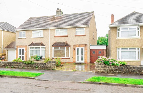 Swindon House | Cosy & Peaceful 2 Bed Home in Swindon with Parking