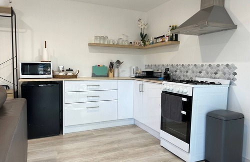 Safety Bay Apartment | Cosy PepperTree Studio in Rockingham with AC, WiFi