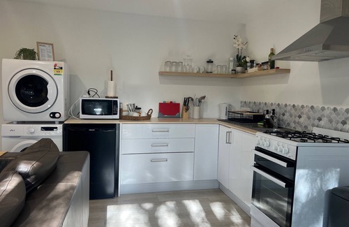 Safety Bay Apartment | Cosy PepperTree Studio in Rockingham with AC, WiFi
