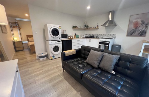 Safety Bay Apartment | Cosy PepperTree Studio in Rockingham with AC, WiFi