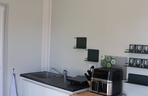 Peka Peka Cabin | Cosy pods, 2 minutes walk from beach - pet friendly!