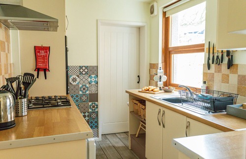 Portland House | Cosy Portland Cottage | Sea Views, Walk to Beach & Coastal Path, Dog Friendly