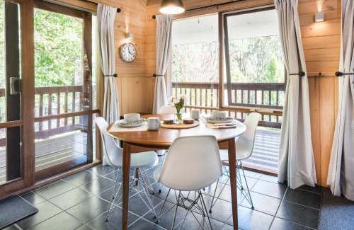 Sassafras Ski Chalet | Cosy Romantic Lodge, Perfect Couples Getaway