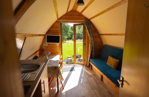 Leven Cabin | Cosy, Rural and Ensuite Glamping Cabin.
