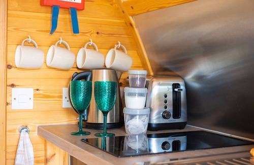 Leven Cabin | Cosy, Rural and Ensuite Glamping Cabin.