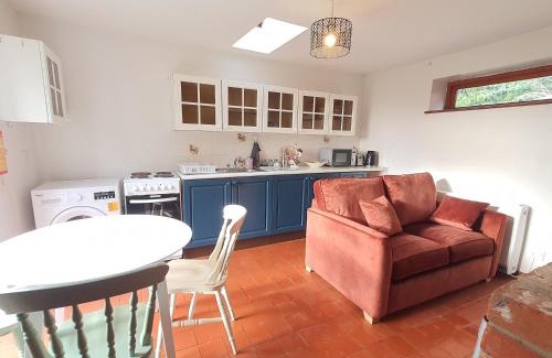 Chelmondiston House | Cosy Rural Barn Conversion 5 Min Drive To Pin Mill 1 BR + sofa bed