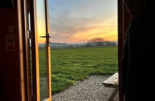 Grantham Cabin | Cosy Rural Cabin with Electric Hot Tub