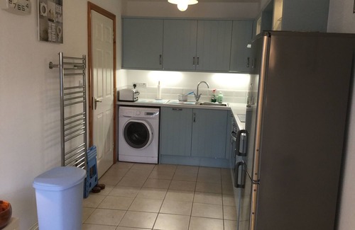 Moville Apartment | Cosy Seaside 2 bed (4+ baby) Apt, Centre Moville, Close beach High speed WiFi,