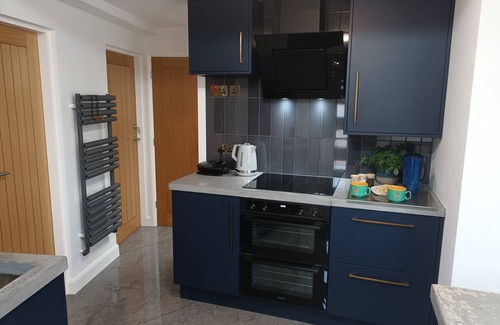 Arnold House | Cosy Self contained bungalow. Hispano, Asian - Brit short stay living space.