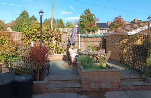 Arnold House | Cosy Self contained bungalow. Hispano, Asian - Brit short stay living space.