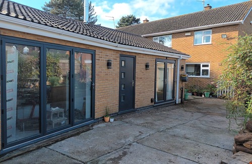 Arnold House | Cosy Self contained bungalow. Hispano, Asian - Brit short stay living space.