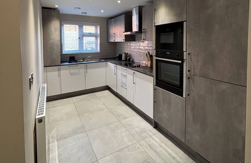 Shirley Apartment | Cosy Spacious Apartment - Free Secure Gated Parking