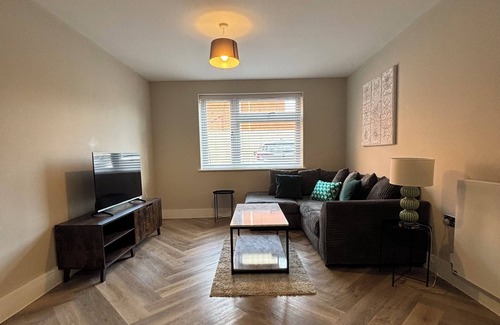Shirley Apartment | Cosy Spacious Apartment - Free Secure Gated Parking