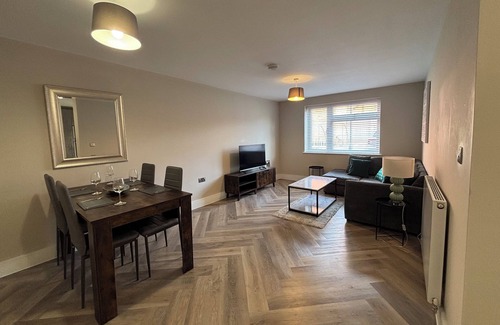 Shirley Apartment | Cosy Spacious Apartment - Free Secure Gated Parking