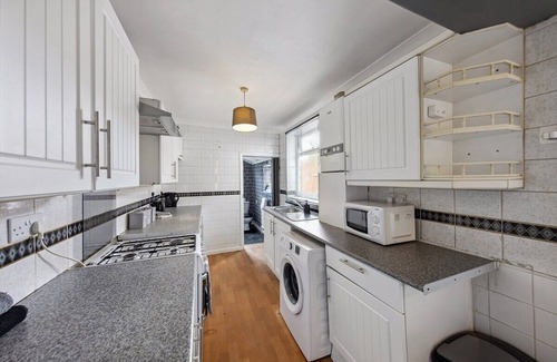Gillingham House | Cosy Stay in Medway - Sleeps 8