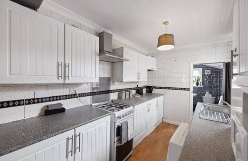 Gillingham House | Cosy Stay in Medway - Sleeps 8