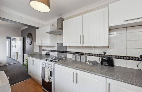 Gillingham House | Cosy Stay in Medway - Sleeps 8