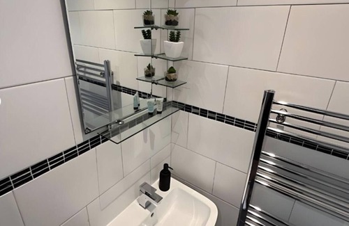 Riverside Apartment | Cosy Stay: Principality Stadium