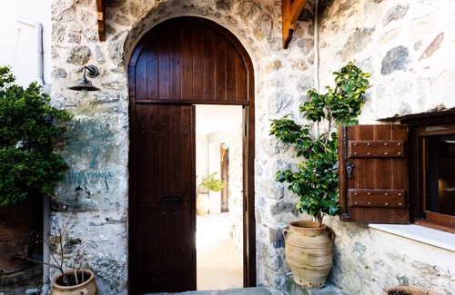 Spilion Apartment | Cosy Stone Built Suite, feeling cretan authenticity!