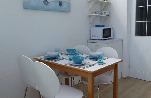 The Lizard Cottage | Cosy Stoneturner's Cottage, Lizard Village, fully equipped, private garden