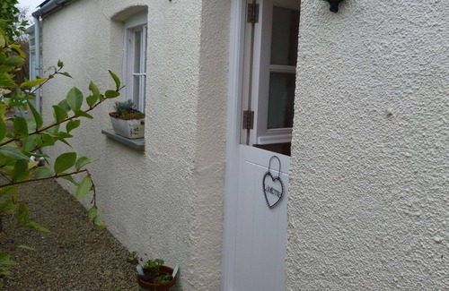 The Lizard Cottage | Cosy Stoneturner's Cottage, Lizard Village, fully equipped, private garden