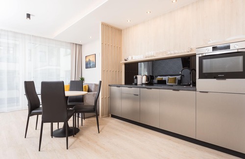 Wesoła Zachod Apartment | Cosy studio Apartment with Aircon and Balcony