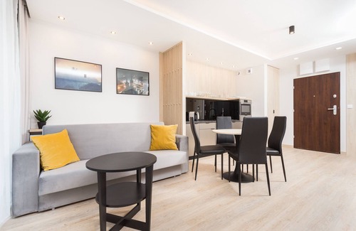 Wesoła Zachod Apartment | Cosy studio Apartment with Aircon and Balcony