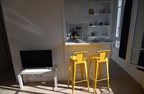 Louis Bertrand-Mirabeau-Semard Apartment | Cosy Studio