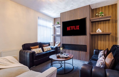 Clayton House | Cosy & Stylish 3-Bedroom Home Near Etihad Stadium & Coop Live Arena