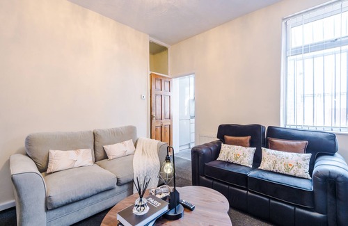 Clayton House | Cosy & Stylish 3-Bedroom Home Near Etihad Stadium & Coop Live Arena