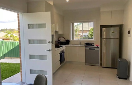 Baulkham Hills House | Cosy Sunlit Home Away from Homenn