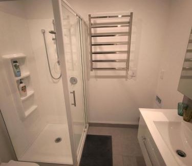 Burnside Bed & Breakfast | Cosy Sunny Bedroom Close to Airport