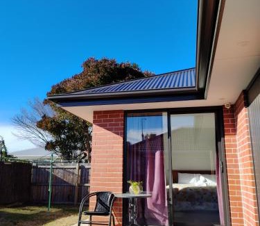 Burnside Bed & Breakfast | Cosy Sunny Bedroom Close to Airport