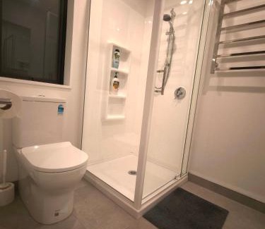 Burnside Bed & Breakfast | Cosy Sunny Bedroom Close to Airport