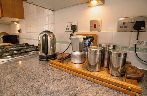 Lincoln House | Cosy town house near The Castle/Pass The Keys