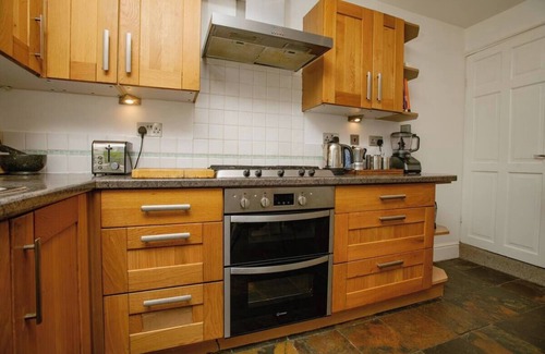 Lincoln House | Cosy town house near The Castle/Pass The Keys