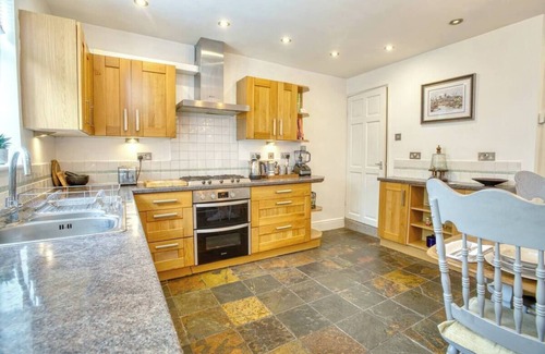 Lincoln House | Cosy town house near The Castle/Pass The Keys