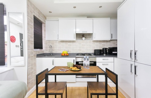 King's Cross House | Cosy Triple Room with Private Bathroom (En-suite)