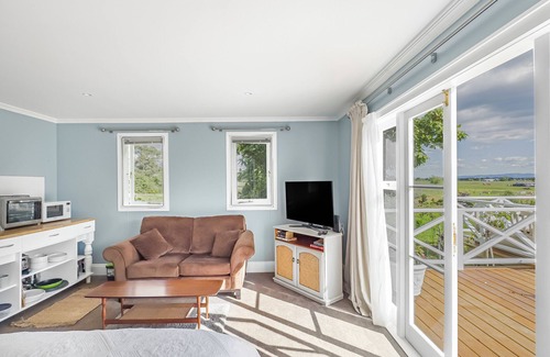 Puriri Cottage | Cosy Two Bedroom Guesthouse in Tranquil Puriri