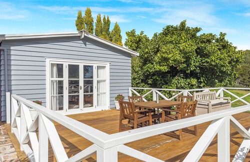 Puriri Cottage | Cosy Two Bedroom Guesthouse in Tranquil Puriri