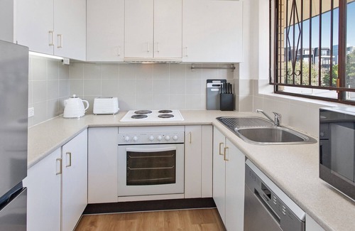 New Farm Apartment | Cosy Unit with Parking near New Farm Park & River
