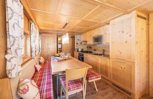 Distelberg Ski Chalet | Cosy Vacation Home "Chalet Zur Auszeit" in the Zillertal Area with Mountain View
