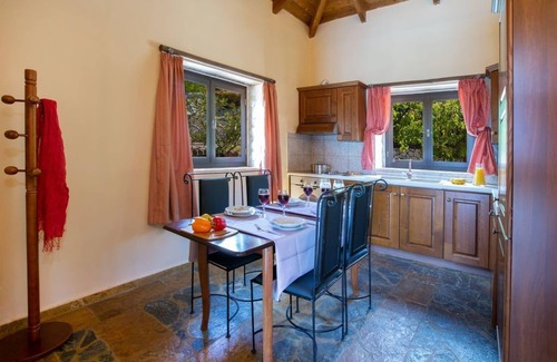Lefkas Villa | Cosy Villa Ersi deal for couples and families,with private pool & sea view