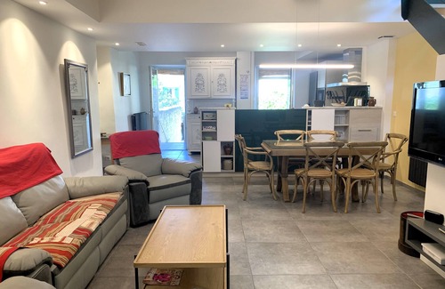 Eygalieres House | Cosy village house in Provence for 2,4,6 or 8, air-con, courtyard with swim pool