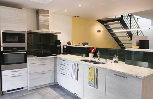Eygalieres House | Cosy village house in Provence for 2,4,6 or 8, air-con, courtyard with swim pool
