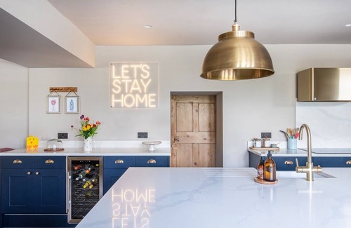 Warminster House | Cosy Winter Hideaway - log burner, hot tub & bar!