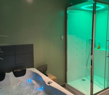 Rouen City Centre Apartment | CosyRouen Bali Jacuzzi & Hamman